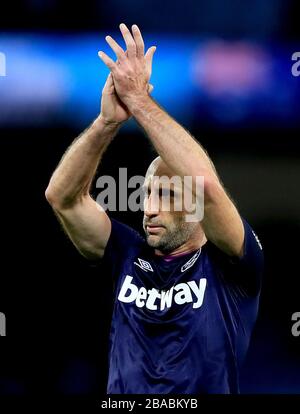 Pablo Zabaleta di West Ham United riconosce i fan dopo il fischio finale Foto Stock