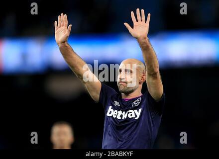 Pablo Zabaleta di West Ham United riconosce i fan dopo il fischio finale Foto Stock