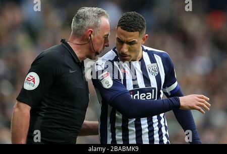 Jake Livermore di West Bromwich Albion (a destra) parla a un ufficiale di partita Foto Stock