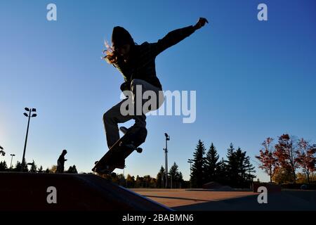 Ragazzo skateboard nello skatepark Foto Stock