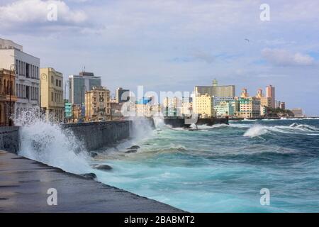 Lo skyline dell'Avana e le onde lungo il Malecón a l'Avana, Cuba Foto Stock