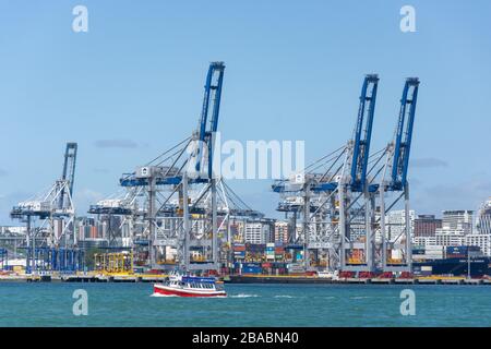 Porto di Auckland dal terminal dei traghetti di Devonport, Devonport, Auckland, Nuova Zelanda Foto Stock