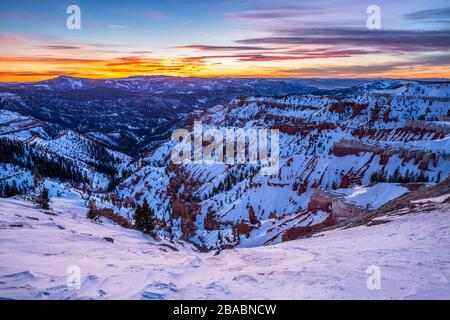 Tramonto colorato sopra le scogliere di roccia rossa e le formazioni torre di hoodoo di arenaria. Ampio panorama del deserto dello Utah meridionale. Foto Stock