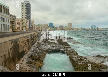 Lo skyline dell'Avana e le onde lungo il Malecón a l'Avana, Cuba Foto Stock