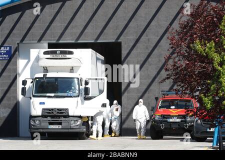 Madrid, Spagna. 26 marzo 2020. Il personale delle unità militari di emergenza che lavora al di fuori del morgue temporaneo Palacio de Hielo a causa della dichiarazione di emergenza a causa dell'epidemia di Corona Virus (COVID-19) a Madrid, Spagna, 26 MARZO 2020. Credit: Mutsu Kawamori/AFLO/Alamy Live News Foto Stock