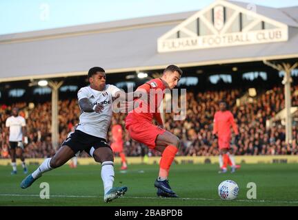 Ivan Cavaleiro di Fulham (a sinistra) e Harry Toffolo di Huddersfield Town combattono per la palla Foto Stock