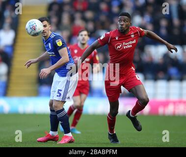 Maxime Colin di Birmingham City e Sammy Ameobi di Nottingham Forest durante il Campionato Sky Bet presso il Trillion Trophy Stadium di St Andrew Foto Stock