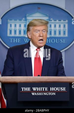 Washington DC, Stati Uniti. 26 marzo 2020. Il presidente degli Stati Uniti Donald J. Trump parla durante un briefing stampa sulla pandemia del Coronavirus COVID-19 con i membri della task force del Coronavirus alla Casa Bianca di Washington il 26 marzo 2020. Credito: Yuri Gripas/Pool via CNP credito: MediaPunch Inc/Alamy Live News Foto Stock