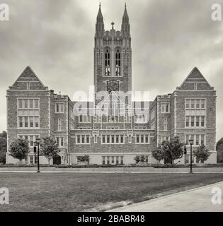 Vista frontale dell'edificio Gasson Hall, Chestnut Hill vicino a Boston, Massachusetts, Stati Uniti Foto Stock