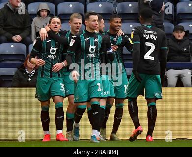 Il Rhian Brewster di Swansea City (2° a destra) celebra il suo primo obiettivo del gioco Foto Stock