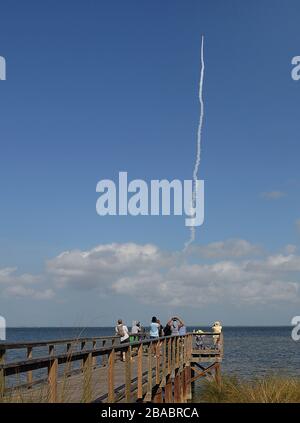 Mentre la pandemia del COVID-19 continua, la gente guarda da Titusville, Florida come il razzo United Launch Alliance Atlas V che trasporta un satellite di comunicazione militare avanzato ad altissima frequenza (AEHF) lanciato dalla Stazione dell'Aeronautica militare di Cape Canaveral. Questo è il primo lancio ufficiale per la nuova U.S. Space Force. Foto Stock