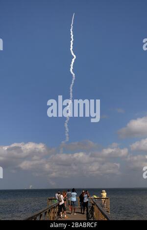 Mentre la pandemia del COVID-19 continua, la gente guarda da Titusville, Florida come il razzo United Launch Alliance Atlas V che trasporta un satellite di comunicazione militare avanzato ad altissima frequenza (AEHF) lanciato dalla Stazione dell'Aeronautica militare di Cape Canaveral. Questo è il primo lancio ufficiale per la nuova U.S. Space Force. Foto Stock