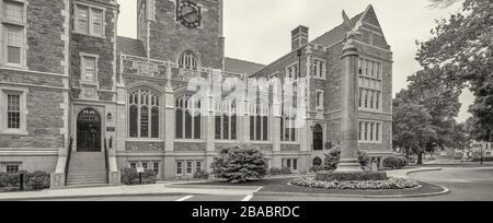 Statua dell'Aquila di fronte all'edificio Gasson Hall, Chestnut Hill vicino a Boston, Massachusetts, Stati Uniti Foto Stock