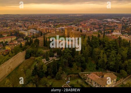 Tramonto panorama aereo di Cesena in Emilia Romagna Italia vicino Forli e Rimini, con il castello medievale Malatestiana, Piazza del Popolo e il gatto romano Foto Stock