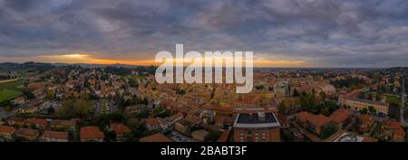 Vista al tramonto sul centro storico di Cesena e sul castello Malatesta in Emilia Romagna Foto Stock