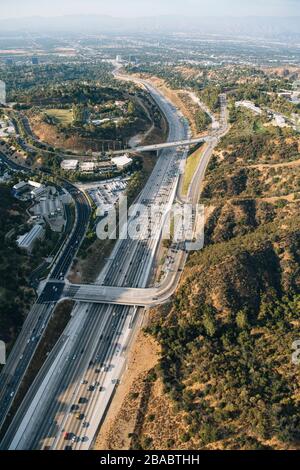 Veduta aerea della superstrada tra le montagne di Los Angeles, California, Stati Uniti Foto Stock