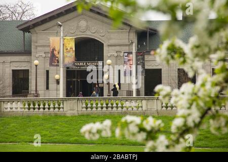 Vista del Museo Dusable attraverso Blossom in Branch, Hyde Park, Chicago, Illinois, USA Foto Stock