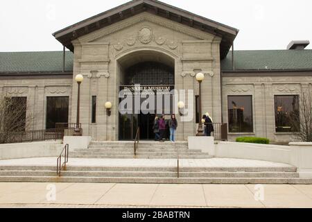 Vista delle persone che si trovano di fronte al museo Dusable, Hyde Park, Chicago, Illinois, USA Foto Stock