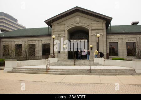 Vista delle persone che si trovano di fronte al museo Dusable, Hyde Park, Chicago, Illinois, USA Foto Stock