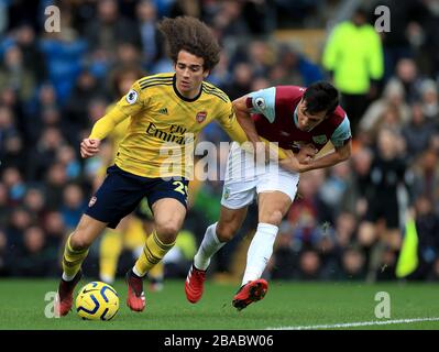 Matteo Guendouzi dell'Arsenal (a sinistra) e Jack Cork di Burnley combattono per la palla durante la partita della Premier League a Turf Moor, Burnley. Foto Stock