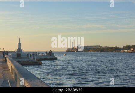 Vista dalla Malecón del Castillo de los Tres Reyes del Morro, l'Avana, Cuba Foto Stock