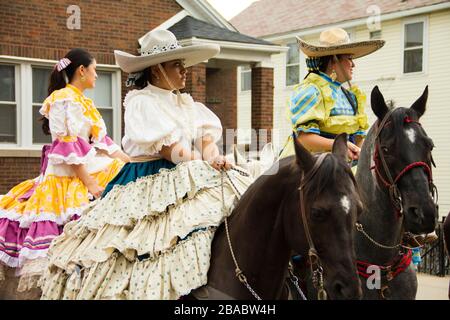 Street parade, Donne in abiti colorati a cavallo, Pilsen, Chicago, Illinois, USA Foto Stock