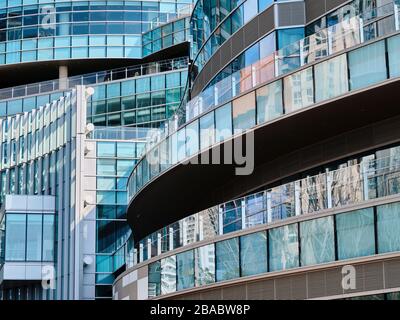 Primo piano di una facciata di un grattacielo di vetro in un centro urbano. Foto Stock