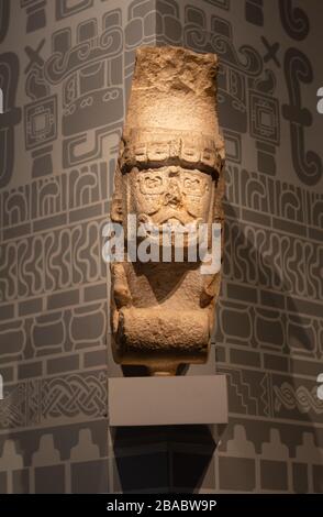 Scultura antropomorfa Maya conosciuta come la Regina di Uxmal, periodo classico, esposta al Museo Maya, Merida, Yucatan. Foto Stock