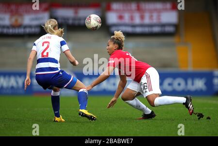 Kristine Bjordal Leine di Reading (a sinistra) e Lauren James di Manchester United combattono per la palla Foto Stock