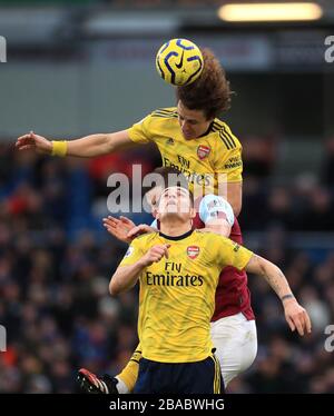 Chris Wood (al centro) di Burnley battaglie con David Luiz (in alto) e Granit Xhaka dell'Arsenal durante la partita della Premier League a Turf Moor, Burnley. Foto Stock