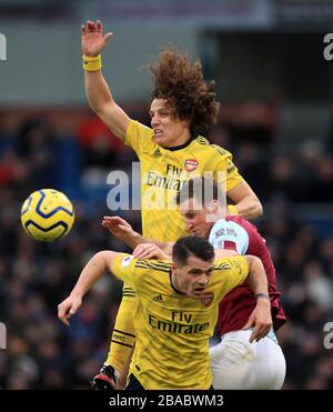 Chris Wood (al centro) di Burnley battaglie con David Luiz (in alto) e Granit Xhaka dell'Arsenal durante la partita della Premier League a Turf Moor, Burnley. Foto Stock