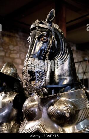 Mostra Armor all'interno della Torre Bianca, Torre di Londra, Londra, Regno Unito Foto Stock