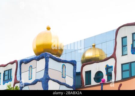 GOOR, PAESI BASSI - 16 GIUGNO 2018: Look-egual of a Hundertwasser Haus. Il "Aan de Stegge-Building", come questo edificio olandese è ufficialmente chiamato, è d Foto Stock