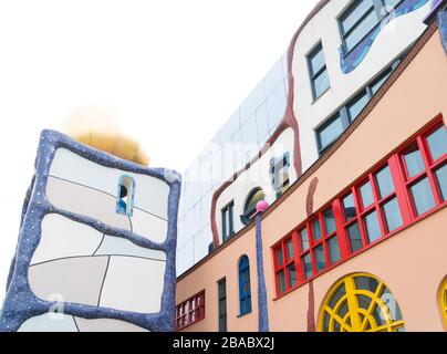 GOOR, PAESI BASSI - 16 GIUGNO 2018: Look-egual of a Hundertwasser Haus. Il "Aan de Stegge-Building", come questo edificio olandese è ufficialmente chiamato, è d Foto Stock