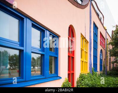 GOOR, PAESI BASSI - 16 GIUGNO 2018: Look-egual of a Hundertwasser Haus. Il "Aan de Stegge-Building", come questo edificio olandese è ufficialmente chiamato, è d Foto Stock