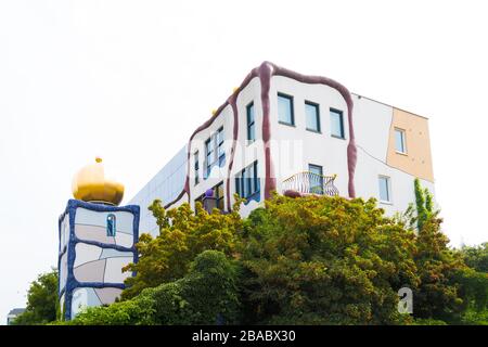 GOOR, PAESI BASSI - 16 GIUGNO 2018: Look-egual of a Hundertwasser Haus. Il "Aan de Stegge-Building", come questo edificio olandese è ufficialmente chiamato, è d Foto Stock