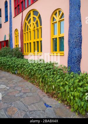 GOOR, PAESI BASSI - 16 GIUGNO 2018: Look-egual of a Hundertwasser Haus. Il "Aan de Stegge-Building", come questo edificio olandese è ufficialmente chiamato, è d Foto Stock