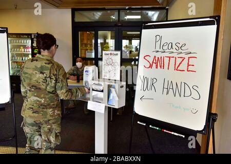 Un Airman assegnato al 354th Medical Group sanitizza le sue mani per contribuire a prevenire la diffusione del COVID-19, coronavirus alla Eielson Air Force base 20 marzo 2020 vicino Fairbanks, Alaska. Foto Stock