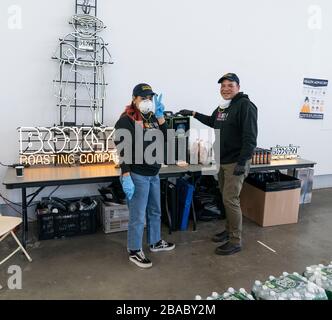 New York, NY - 26 marzo 2020: I dipendenti della Brooklyn Roasting Company forniscono bevande per i lavoratori che fabbricano schermi facciali alla società Duggal a Duggal Greenhouse Foto Stock