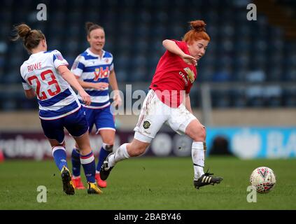 Rachel Rowe di Reading e Martha Harris (a destra) del Manchester United combattono per la palla Foto Stock