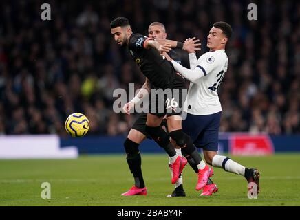 Riyad Mahrez di Manchester City (a sinistra) e DELE Alli di Tottenham Hotspur combattono per la palla durante la partita della Premier League al Tottenham Hotspur Stadium di Londra. Foto Stock