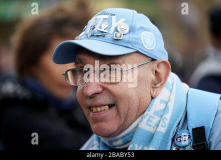 Un fan di Manchester City prima della partita della Premier League al Tottenham Hotspur Stadium di Londra. Foto Stock