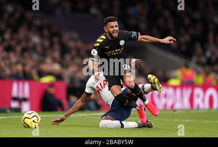 Japhet Tanganga di Tottenham Hotspur (a sinistra) affronta Riyad Mahrez di Manchester City durante la partita della Premier League al Tottenham Hotspur Stadium di Londra. Foto Stock