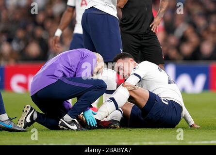Il DELE Alli di Tottenham Hotspur riceve il trattamento dopo una sfida da parte di Raheem Sterling di Manchester City (non illustrato) durante la partita della Premier League al Tottenham Hotspur Stadium di Londra. Foto Stock