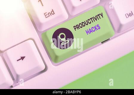 La scrittura della nota mostra la produttività Hacks. Il concetto di business per i trucchi che puoi fare molto di più per lo stesso ammontare di tempo Foto Stock