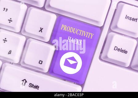 La scrittura della nota mostra la produttività Hacks. Il concetto di business per i trucchi che puoi fare molto di più per lo stesso ammontare di tempo Foto Stock