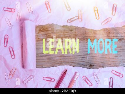 La scrittura della nota mostra Per saperne di più. Il concetto di business per conoscenza o abilità acquisita da istruzioni di apprendimento notevole Foto Stock