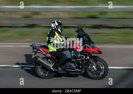 Red BMW R1200 motociclista; due ruote di trasporto, moto, veicolo, moto, motociclisti sulla M6 autostrada Chorley, Regno Unito Foto Stock