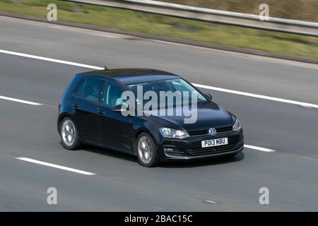 PO13MBU 2013 Volkswagen vw vee dub Golf GT Bluemotion TDI Auto nero Tech Guida sulla M6 autostrada vicino Preston in Lancashire, Regno Unito Foto Stock