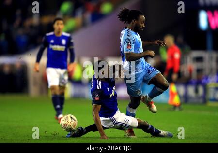 Fankaty Dabo di Coventry City (a destra) battaglia di Wes Harding di Birmingham City per la palla Foto Stock